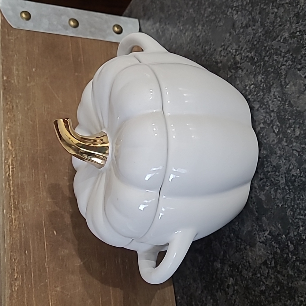 White Ceramic "Pumpkin" Shaped .8 Quart Dip/Soup Dish with Lid - Picture 13 of 13